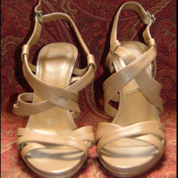 TAHARI beige sandals 6/6.5 w/3 3/4" heel 💥🕚 - Picture 3 of 7